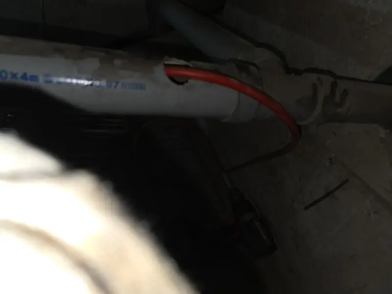 괴산 어두운 배관 아래 작업 구멍에 넣은 장비 줄