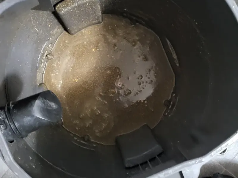 괴산 석션 장비 통에 빨려 나온 오수와 찌꺼기